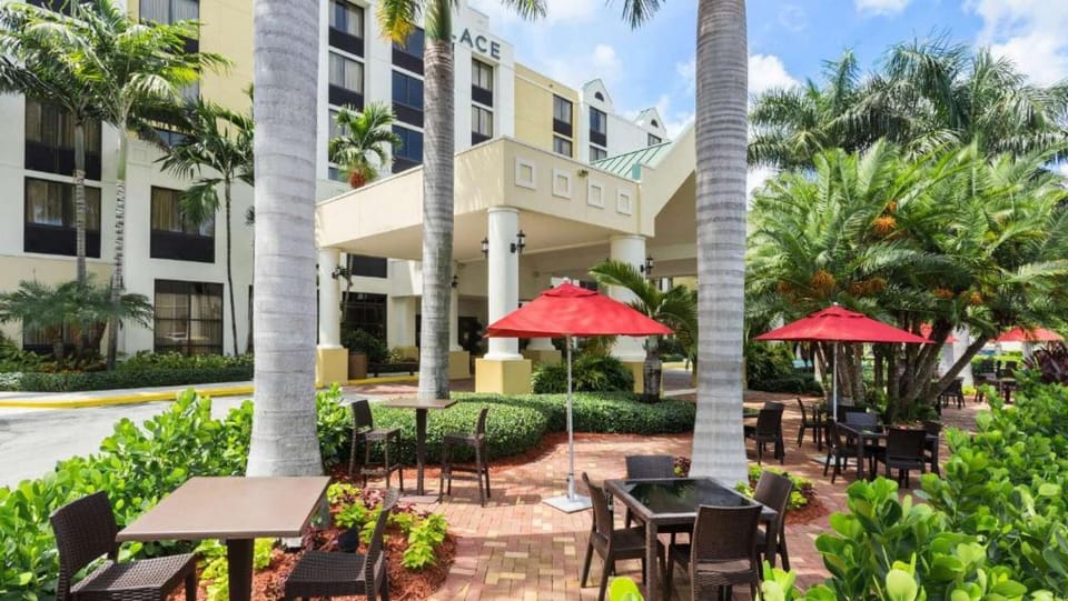 19. Hyatt Place Fort Lauderdale Cruise Port and Convention Center Hotel - Outdoor Sitting Area