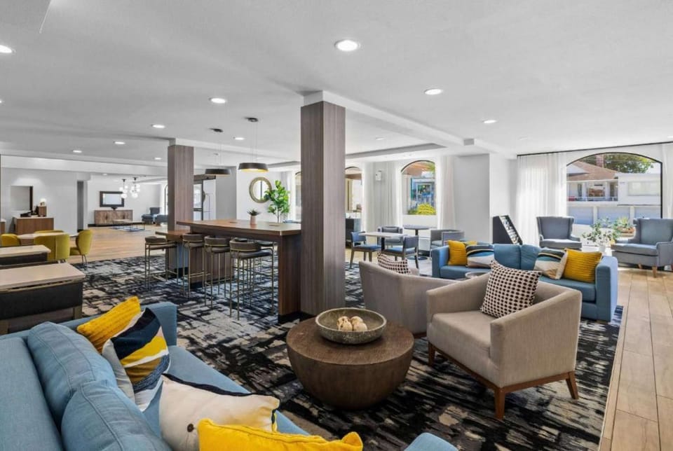 La Quinta Inn and Suites by Wyndham Santa Cruz - Lobby Area