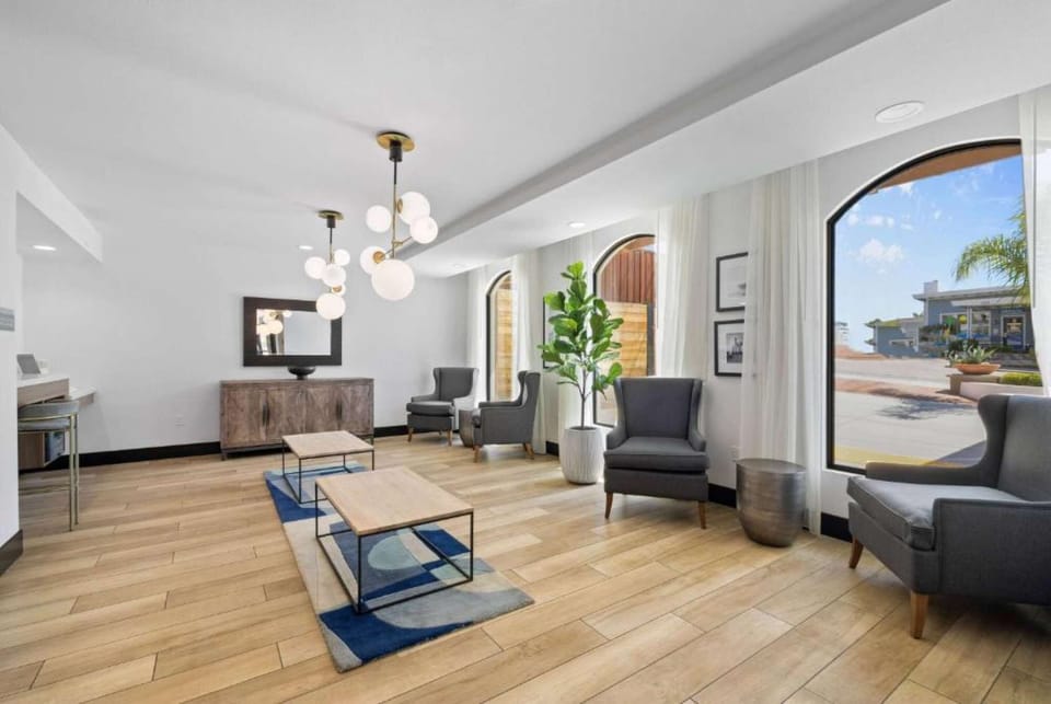 La Quinta Inn and Suites by Wyndham Santa Cruz - Lobby Area