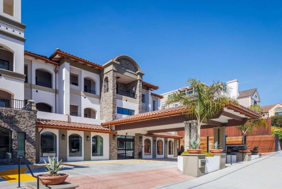 La Quinta Inn and Suites by Wyndham Santa Cruz
