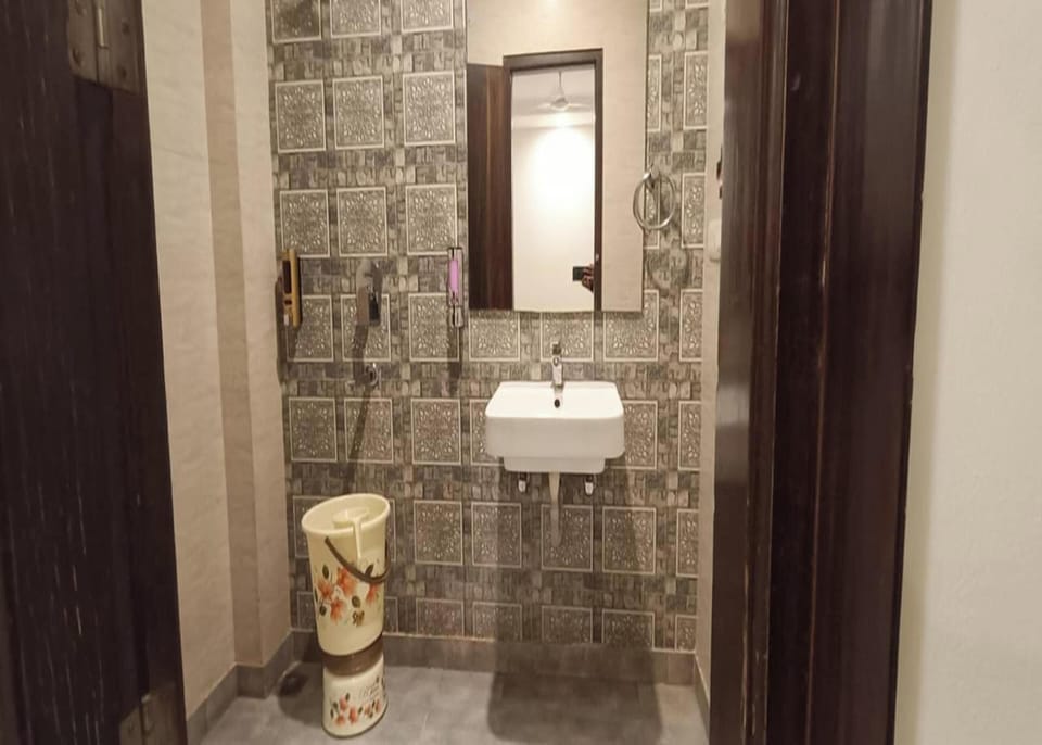 Deluxe Double Room, Balcony | Bathroom | Shower, free toiletries, towels, soap