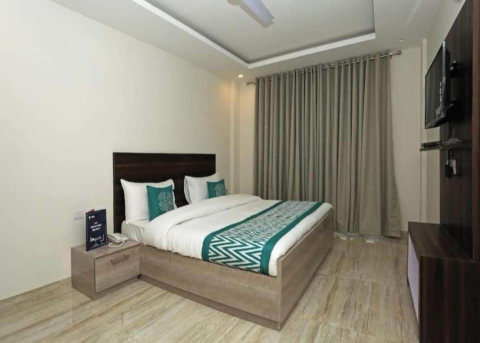 Executive Room, Balcony | Laptop workspace, free WiFi, bed sheets