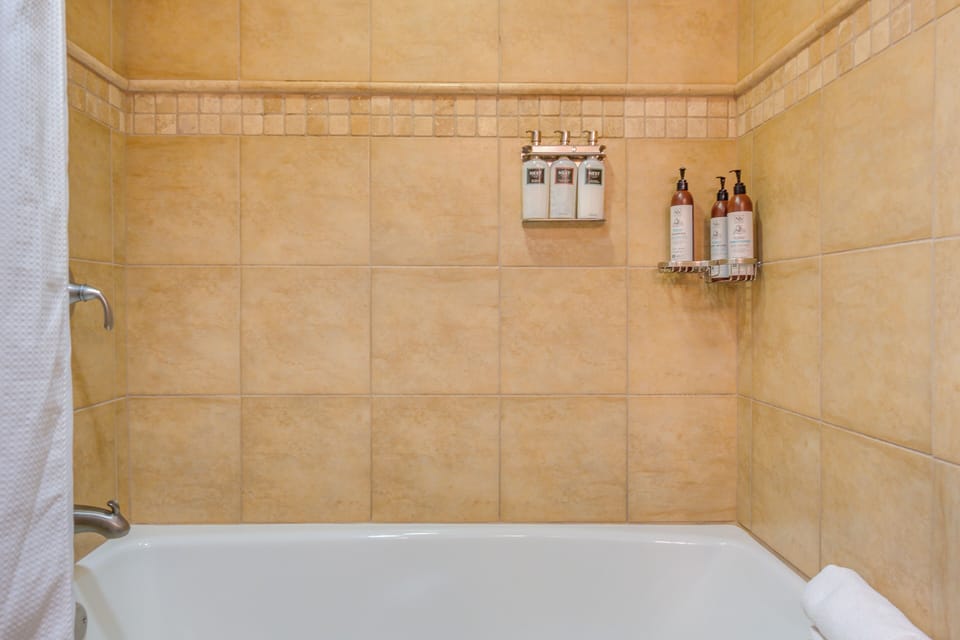 Ski, Hike & Skate! Convenient Everline Resort Gem Apartment in Palisades Tahoe (Olympic Valley)