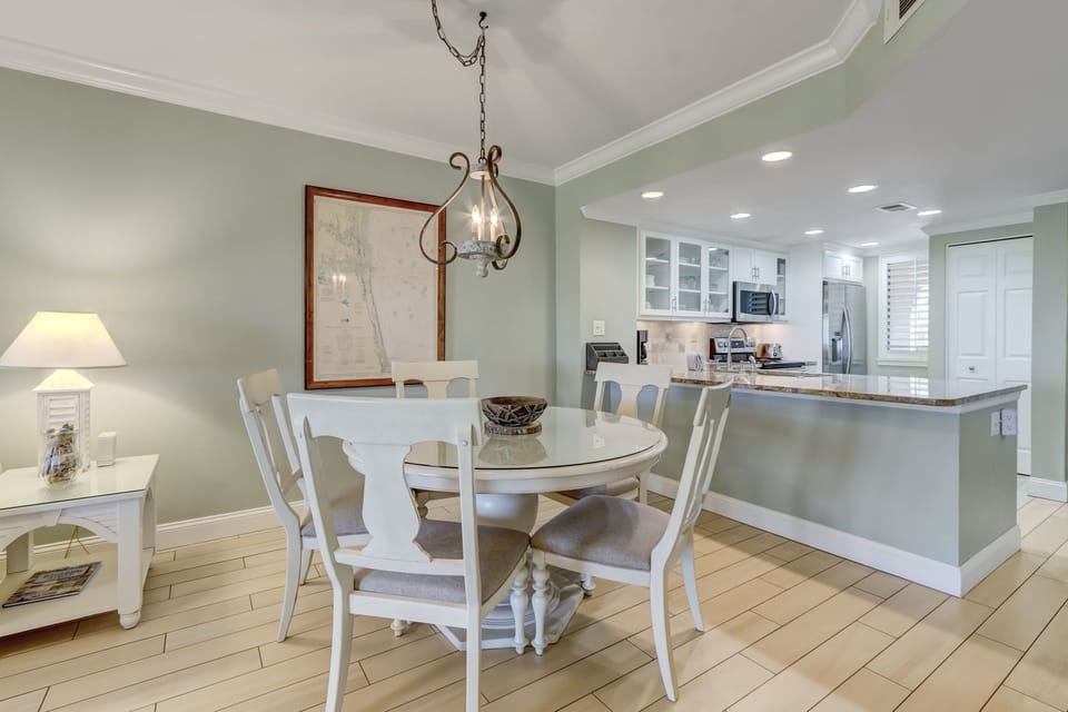 Condo, 2 Bedrooms | Dining