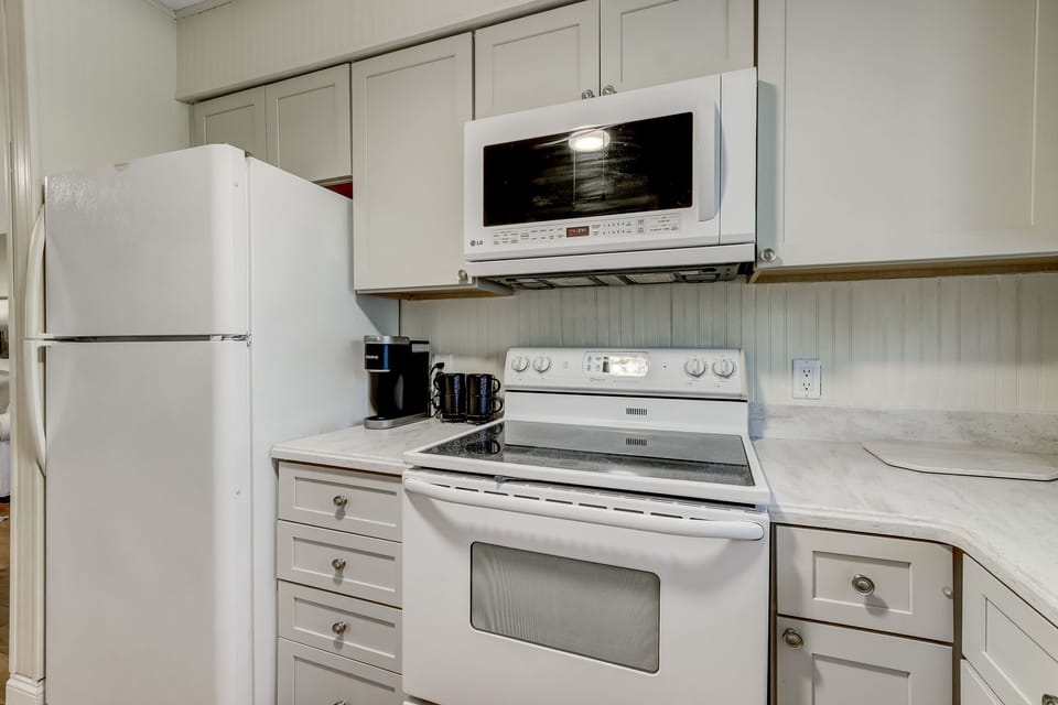 Condo, 2 Bedrooms | Private kitchen | Fridge, oven, coffee/tea maker, toaster