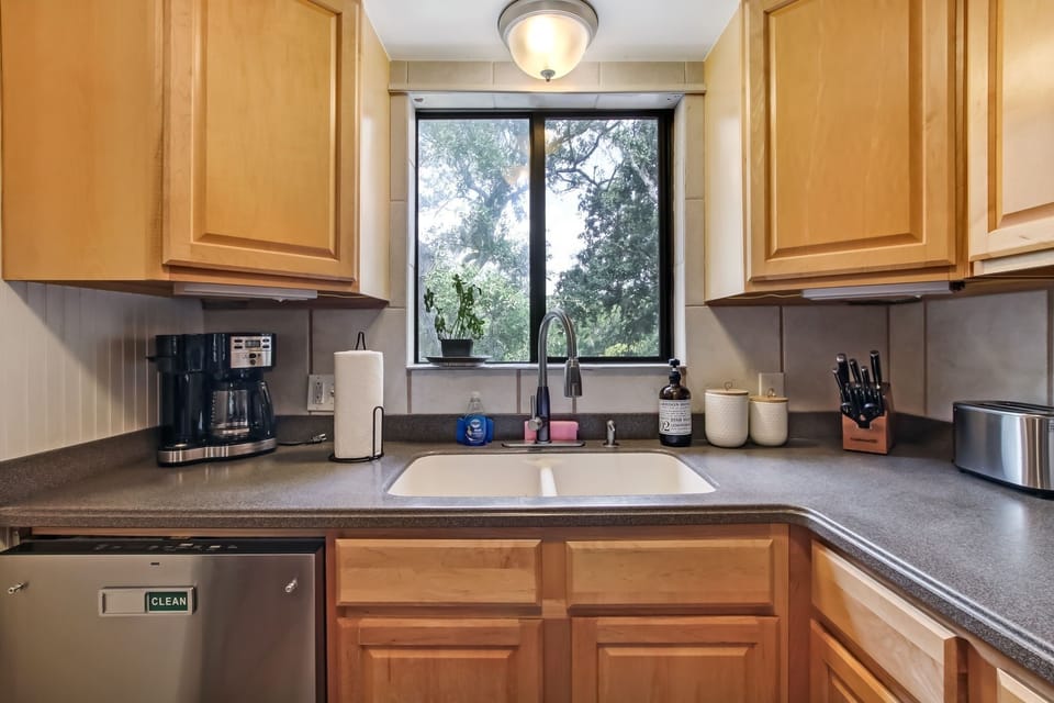Condo, 2 Bedrooms | Private kitchen | Fridge, oven, coffee/tea maker, toaster