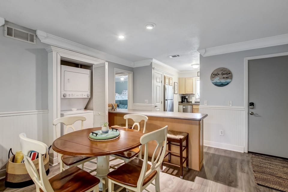 Condo, 2 Bedrooms | Dining
