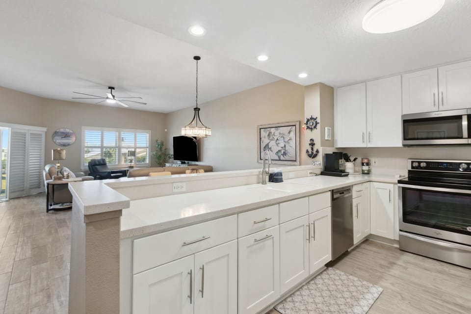 Condo, 3 Bedrooms | Private kitchen | Fridge, oven, coffee/tea maker, toaster