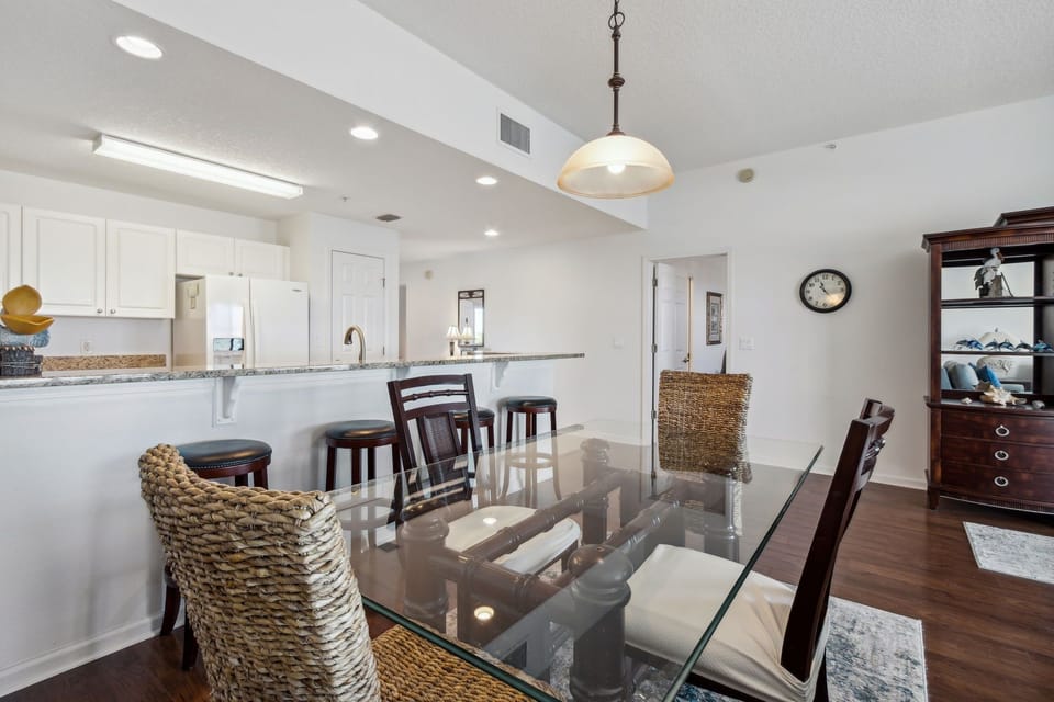 Condo, 2 Bedrooms | Dining
