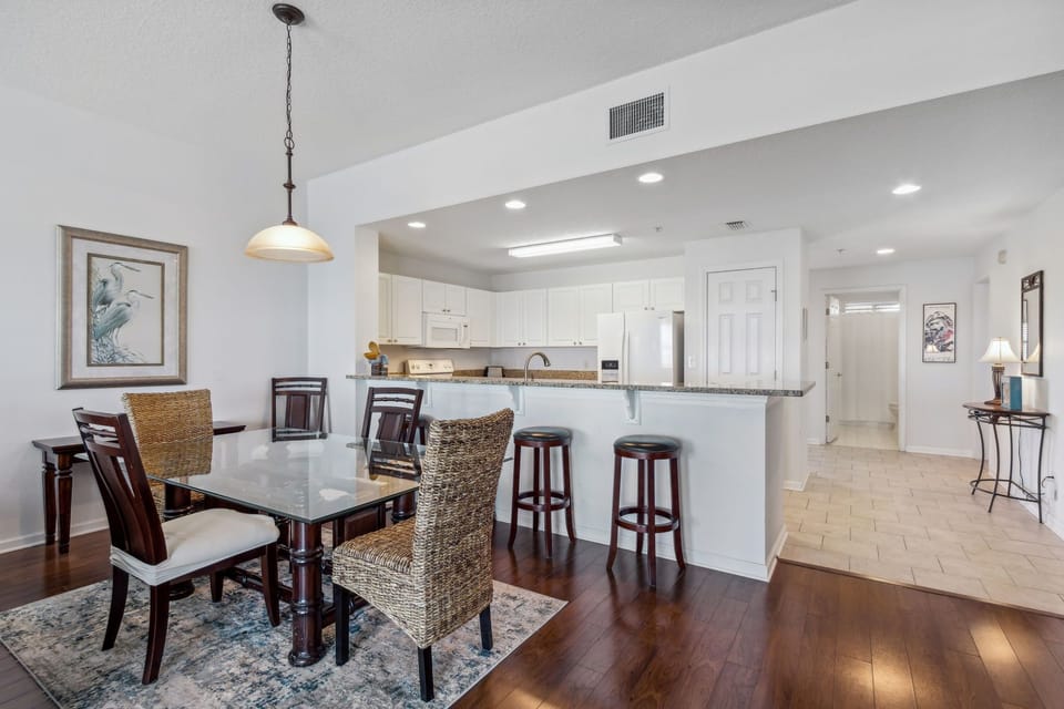 Condo, 2 Bedrooms | Dining