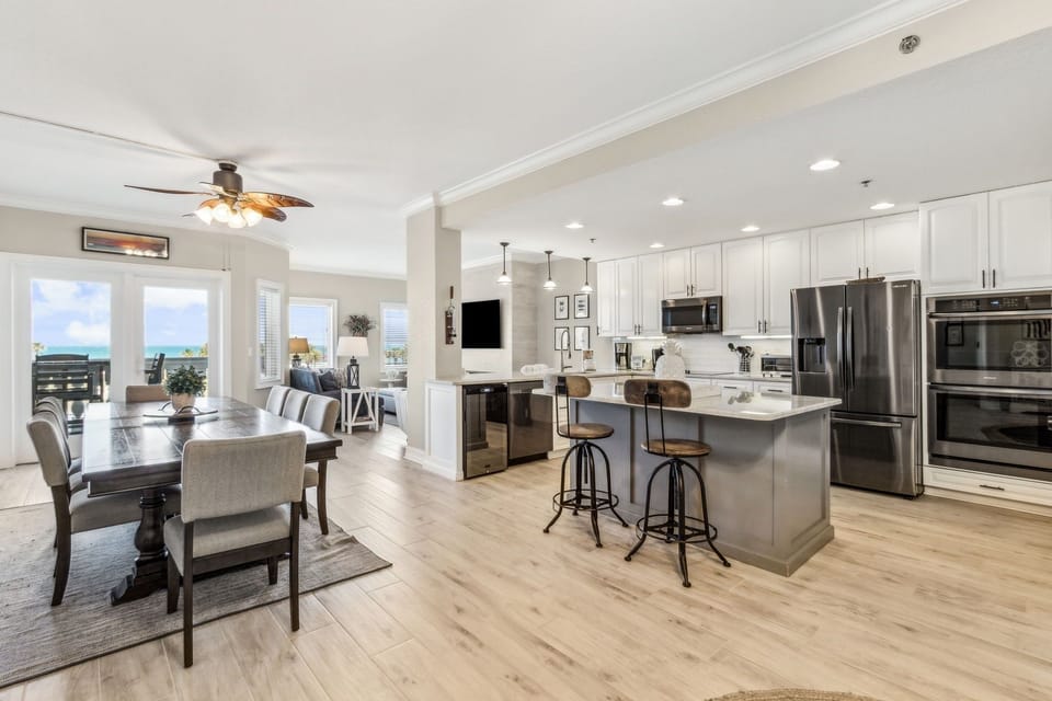 Condo, 3 Bedrooms | Private kitchen | Fridge, oven, coffee/tea maker, toaster