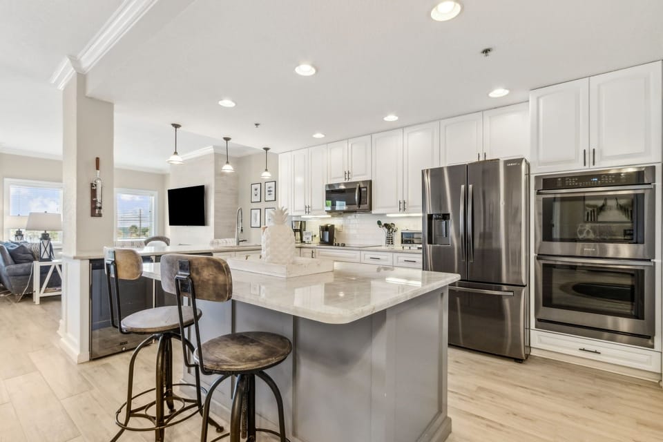 Condo, 3 Bedrooms | Private kitchen | Fridge, oven, coffee/tea maker, toaster