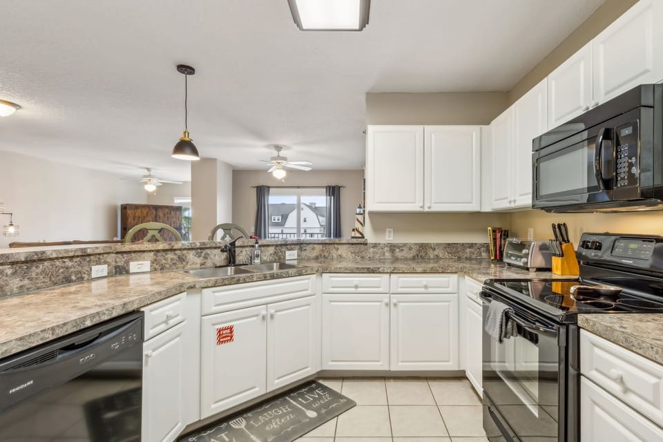 Condo, 1 Bedroom | Private kitchen | Fridge, oven, coffee/tea maker, toaster