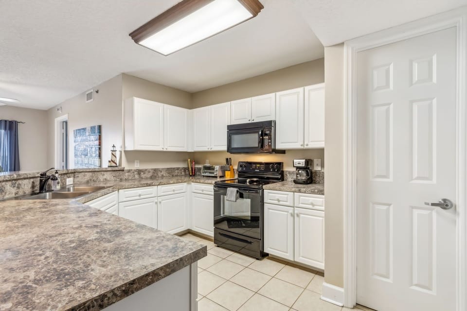 Condo, 1 Bedroom | Private kitchen | Fridge, oven, coffee/tea maker, toaster