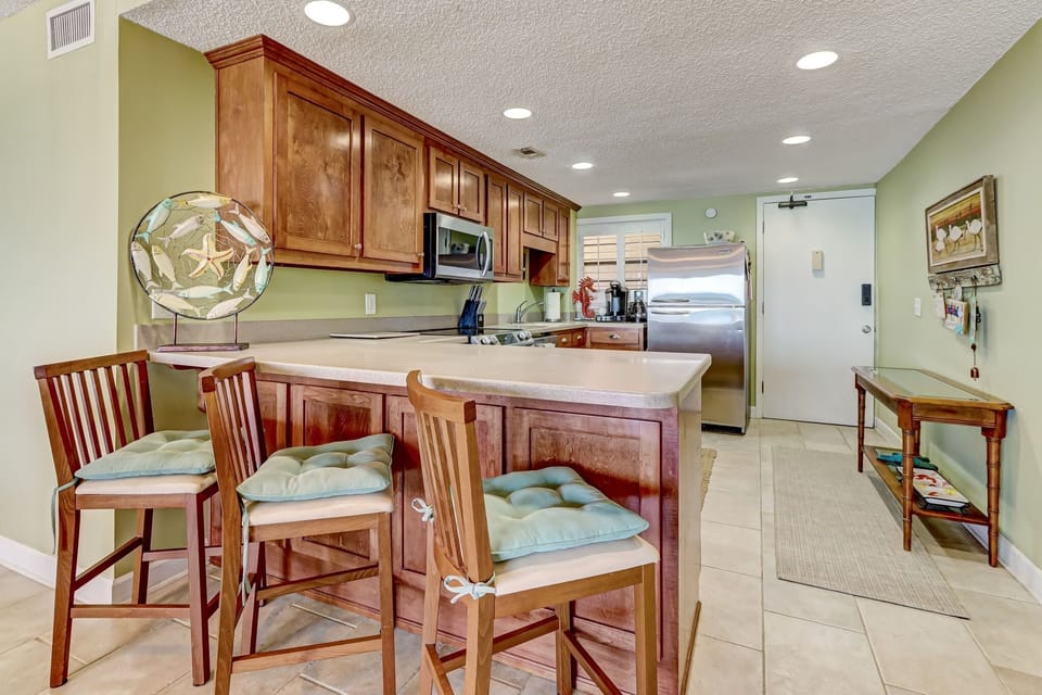 Condo, 3 Bedrooms | Private kitchen | Fridge, oven, coffee/tea maker, toaster