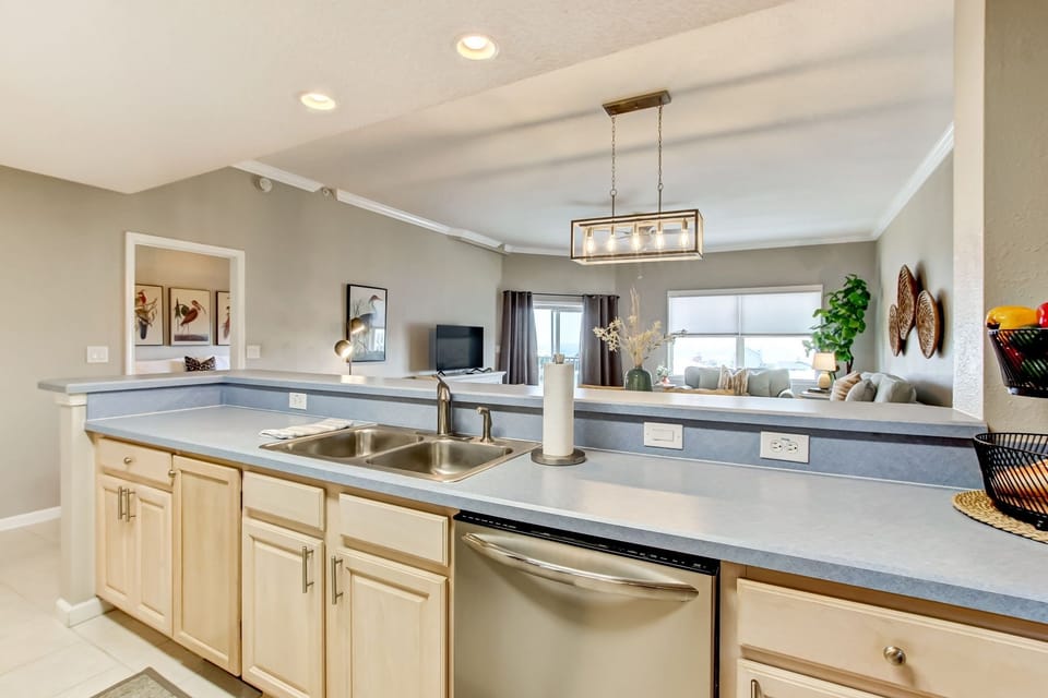 Condo, 2 Bedrooms | Private kitchen | Fridge, oven, coffee/tea maker, toaster