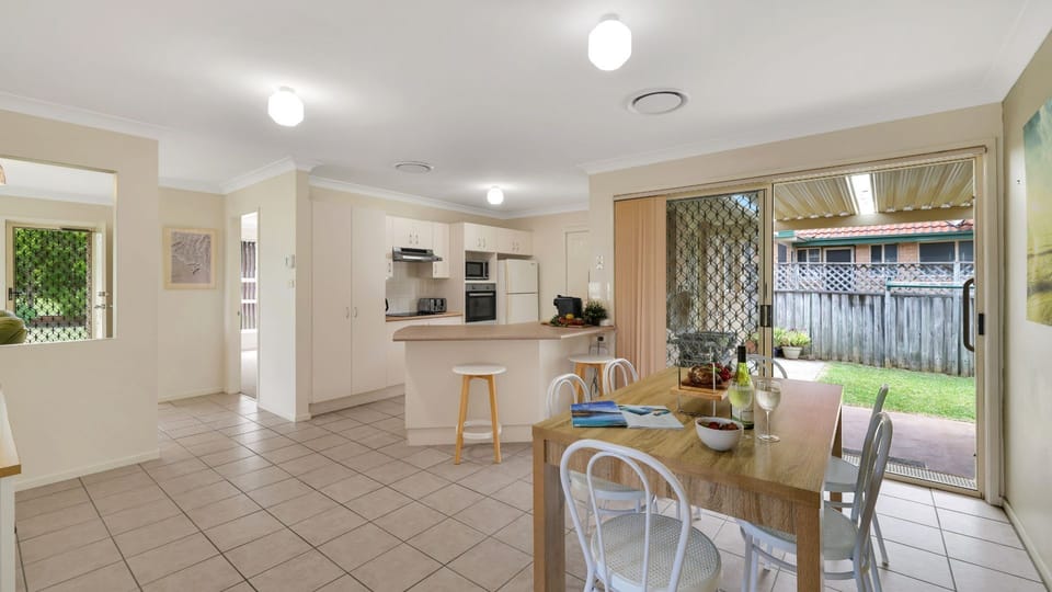 The Coastal Corner | Dining | 1km to supermarket | Air conditioning