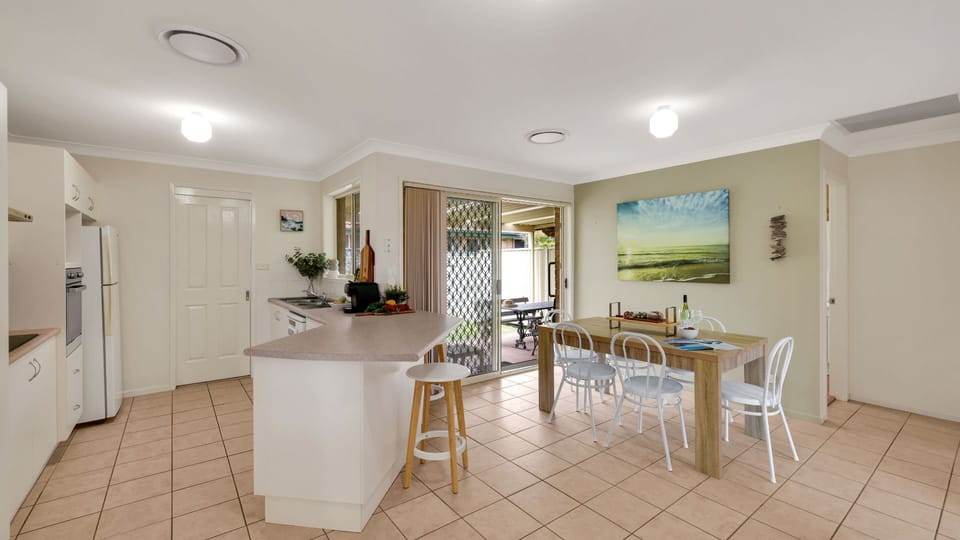 The Coastal Corner | Dining | Air conditioning | 1km to supermarket, cafes, bakery, pharmacy