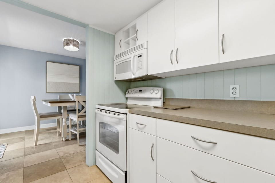 Condo, 2 Bedrooms | Private kitchen | Fridge, oven, coffee/tea maker, toaster