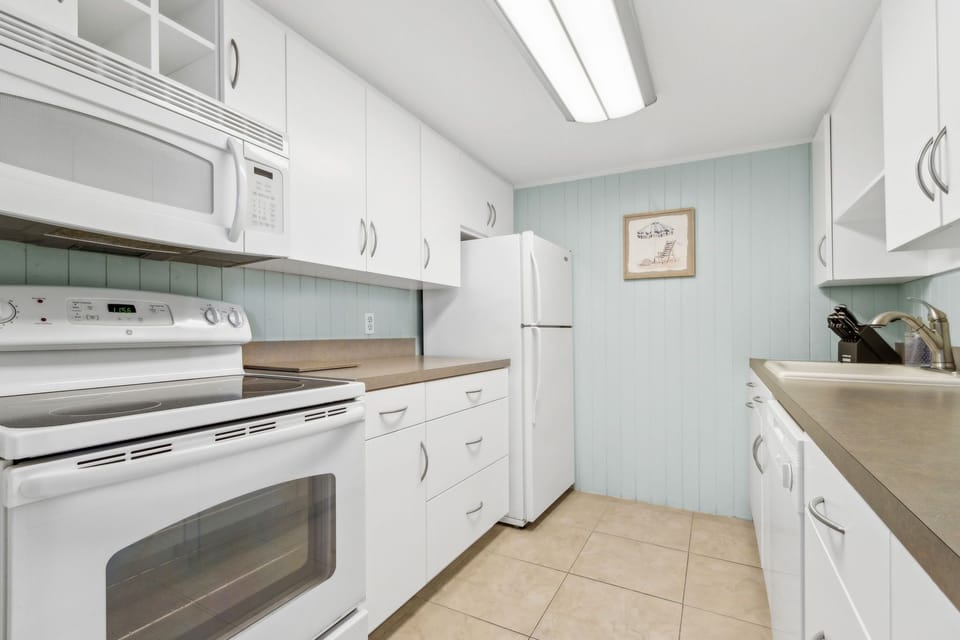 Condo, 2 Bedrooms | Private kitchen | Fridge, oven, coffee/tea maker, toaster