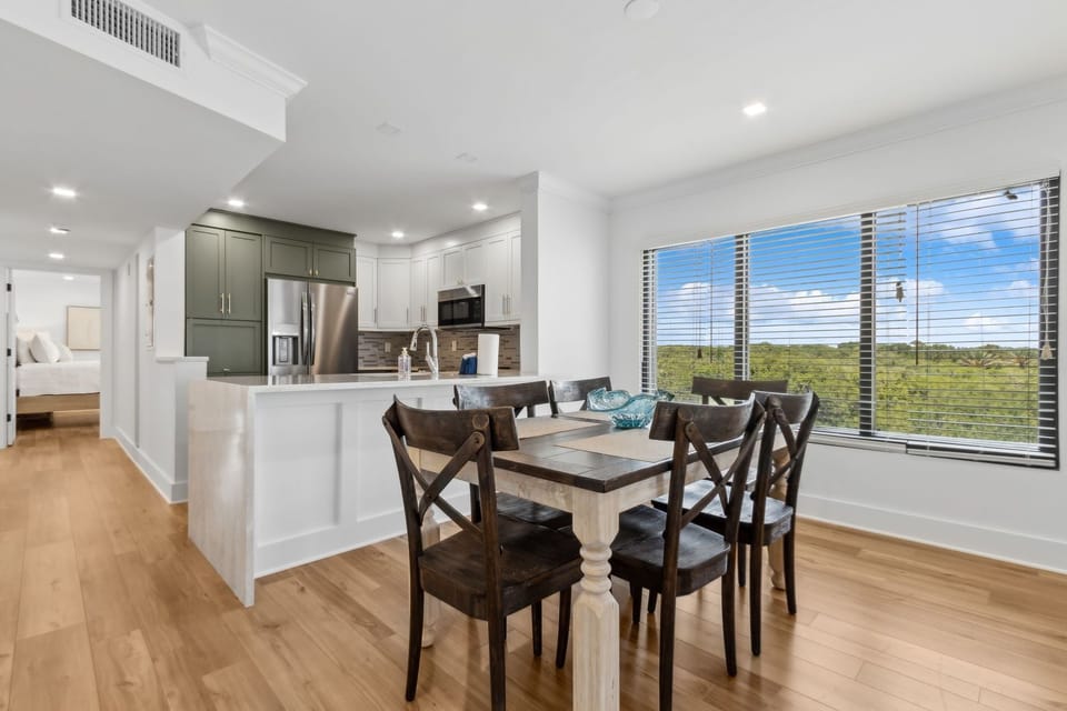 Condo, 2 Bedrooms | Dining