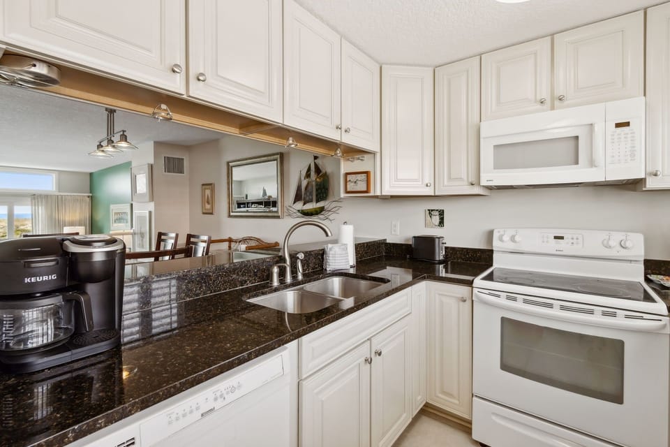 Townhome, 3 Bedrooms | Private kitchen | Fridge, oven, coffee/tea maker, toaster