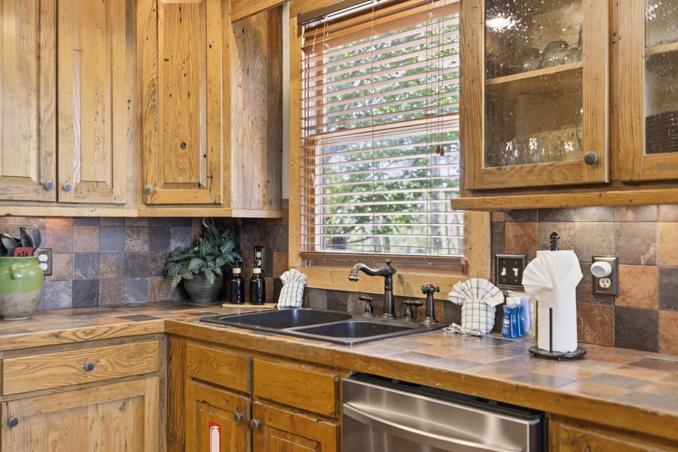 Cabin, 4 Bedrooms | Private kitchen | Coffee/tea maker, fridge, oven, toaster