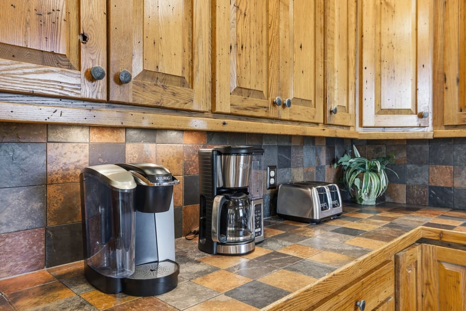 Cabin, 4 Bedrooms | Private kitchen | Coffee/tea maker, fridge, oven, toaster