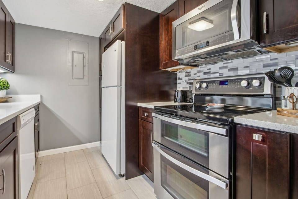 Condo, 2 Bedrooms | Private kitchen | Fridge, oven, coffee/tea maker, toaster