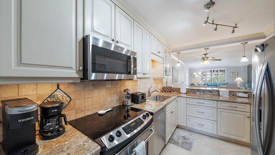 Condo, 2 Bedrooms | Private kitchen | Fridge, oven, coffee/tea maker, toaster