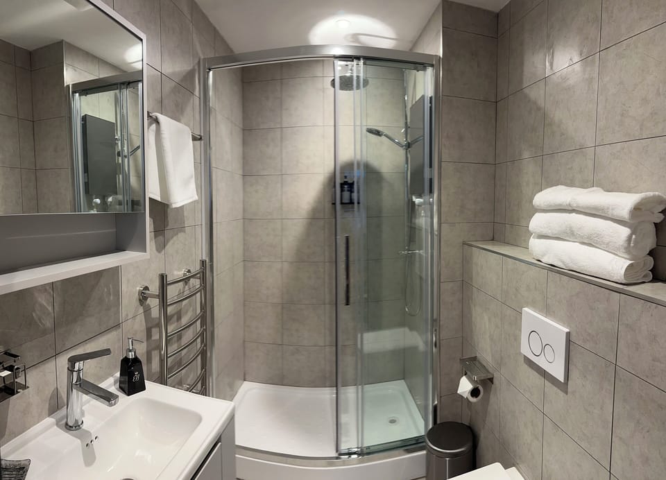 Combined shower/tub, towels, soap, shampoo