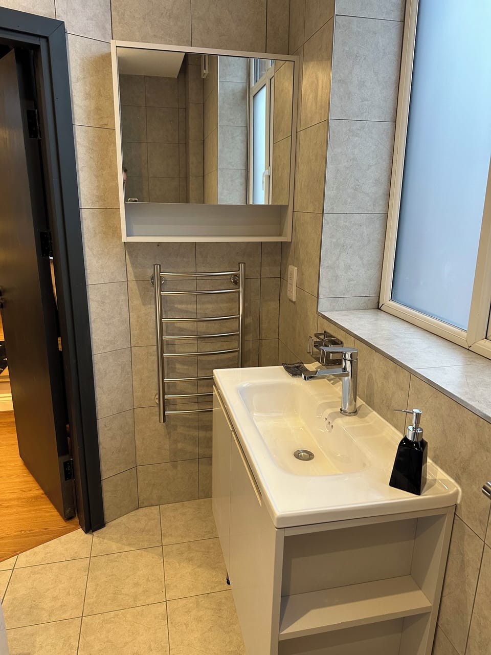 Luxury Suite, 1 King Bed, Non Smoking, Ensuite | Bathroom | Combined shower/tub, towels, soap, shampoo