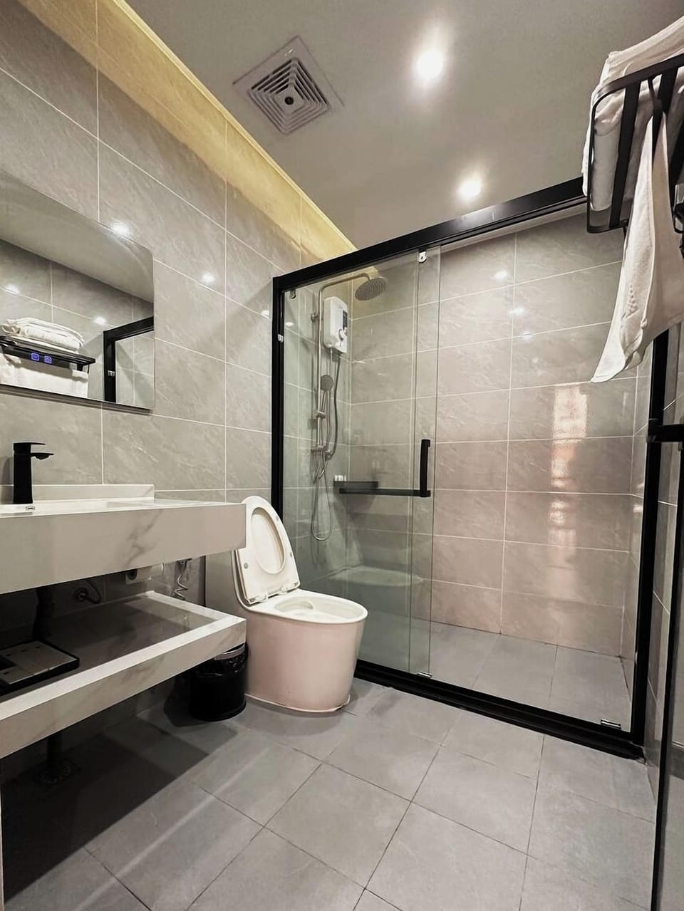 Superior Double Room, 1 King Bed | Bathroom | Hair dryer, towels, shampoo, toilet paper