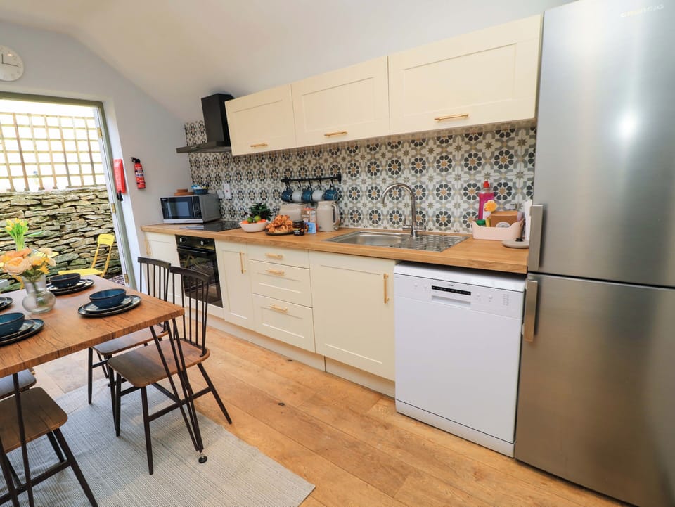 Cottage | Private kitchen | Fridge, dishwasher, cookware/dishes/utensils