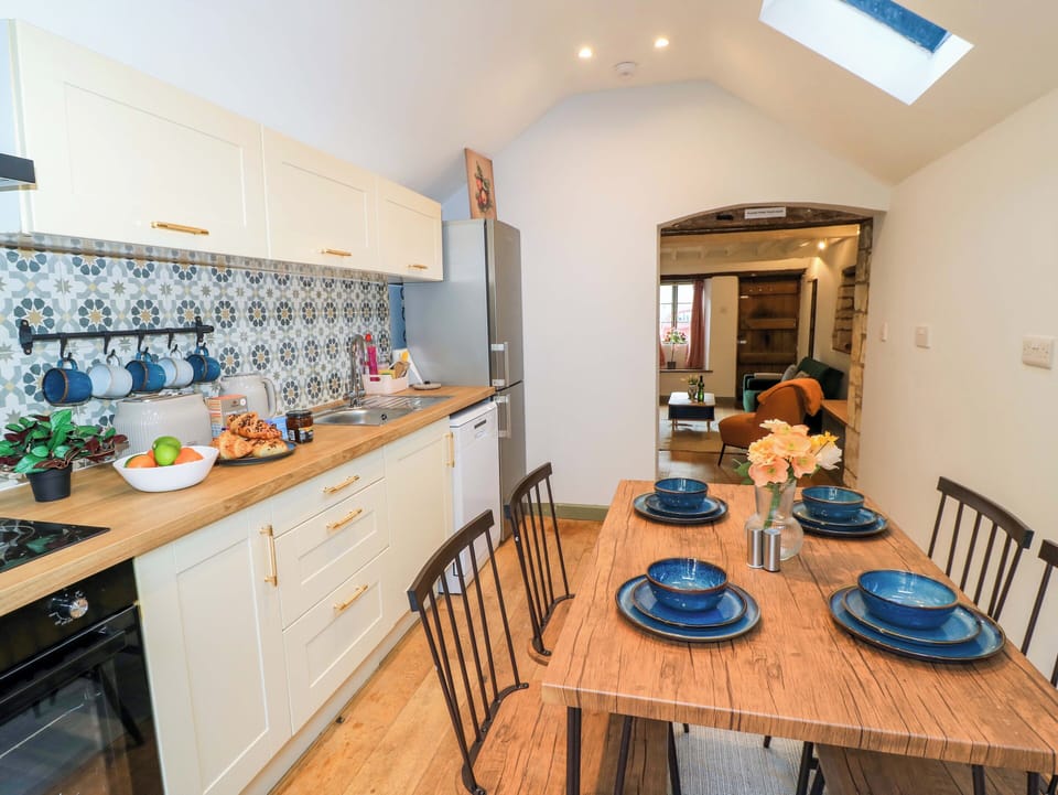 Cottage | Private kitchen | Fridge, dishwasher, cookware/dishes/utensils