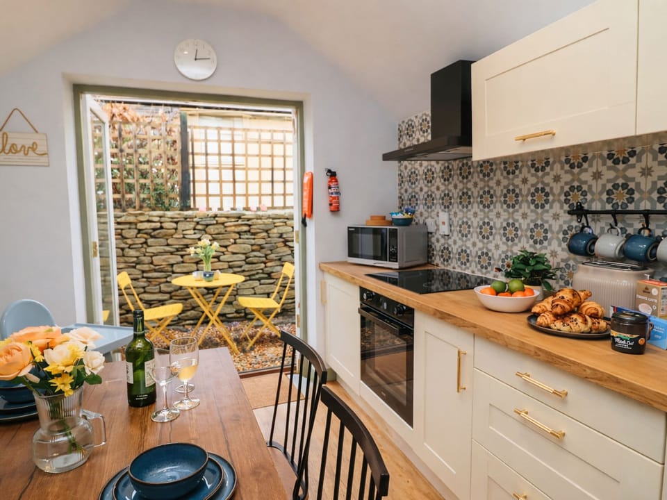 Cottage | Private kitchen | Fridge, dishwasher, cookware/dishes/utensils