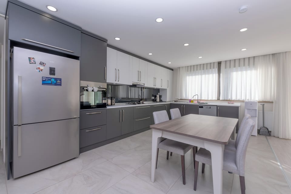 Deluxe Apartment, 2 Bedrooms, 2 Bathrooms, Ground Floor | Private kitchen | Fridge, microwave, oven, stovetop