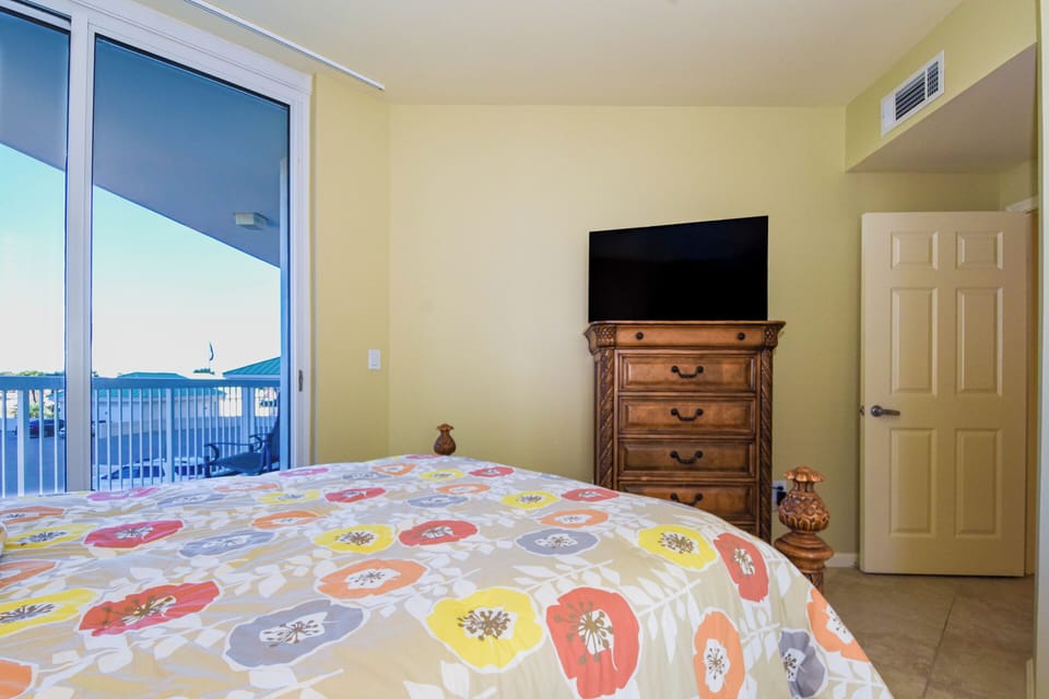 Silver Beach Towers West 306 - Guest Bedroom 3 with TV