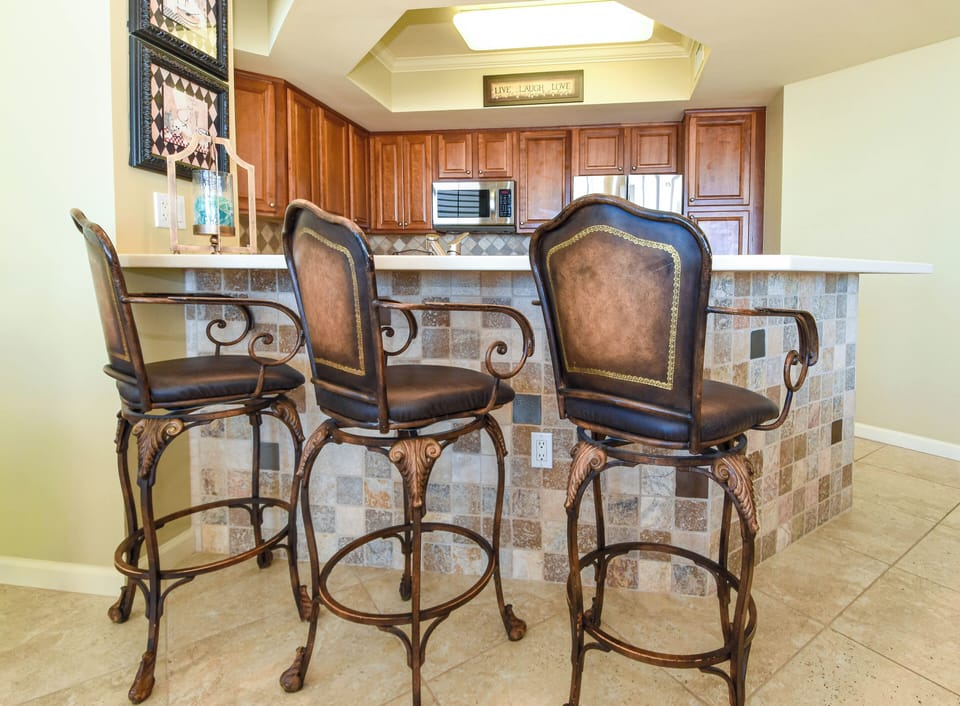 Silver Beach Towers West 306 - Breakfast Bar