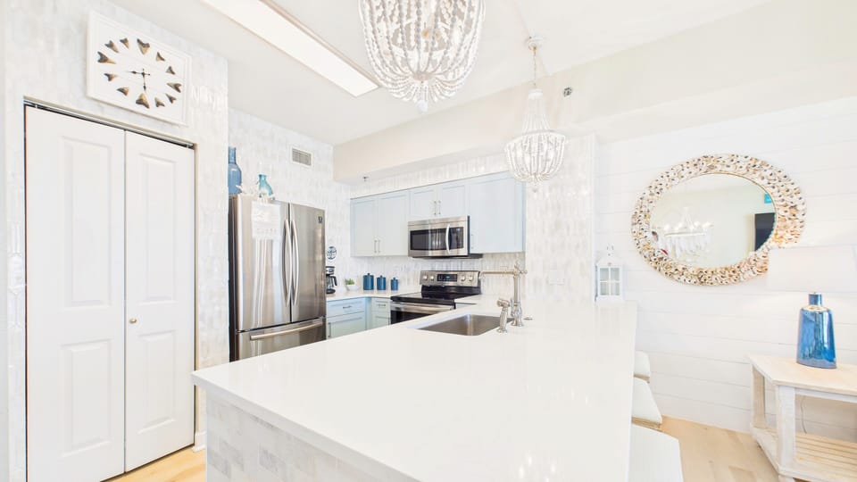 Full kitchen with breakfast bar and all the cooking essentials