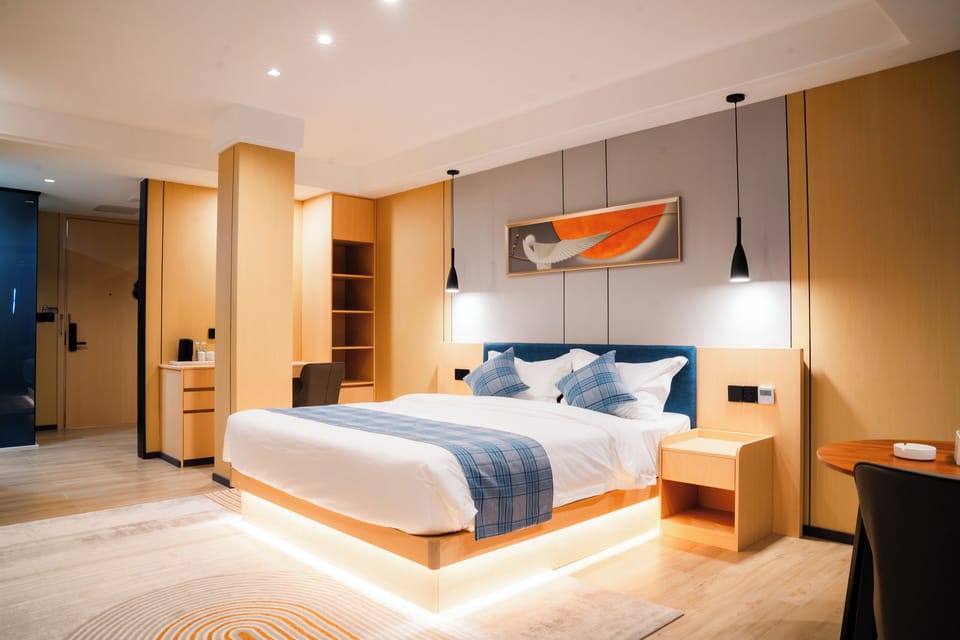 Deluxe Single Room, City View | Laptop workspace, free WiFi