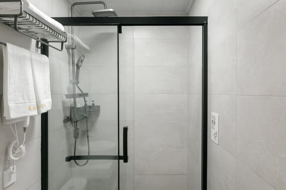 Shower, rainfall showerhead, free toiletries, hair dryer