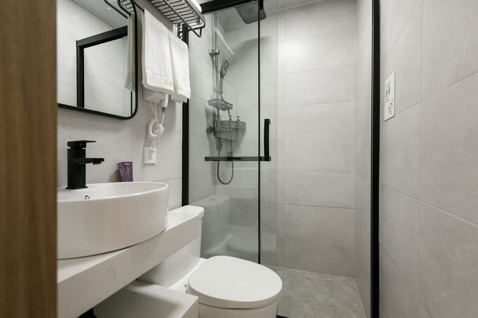 Shower, rainfall showerhead, free toiletries, hair dryer