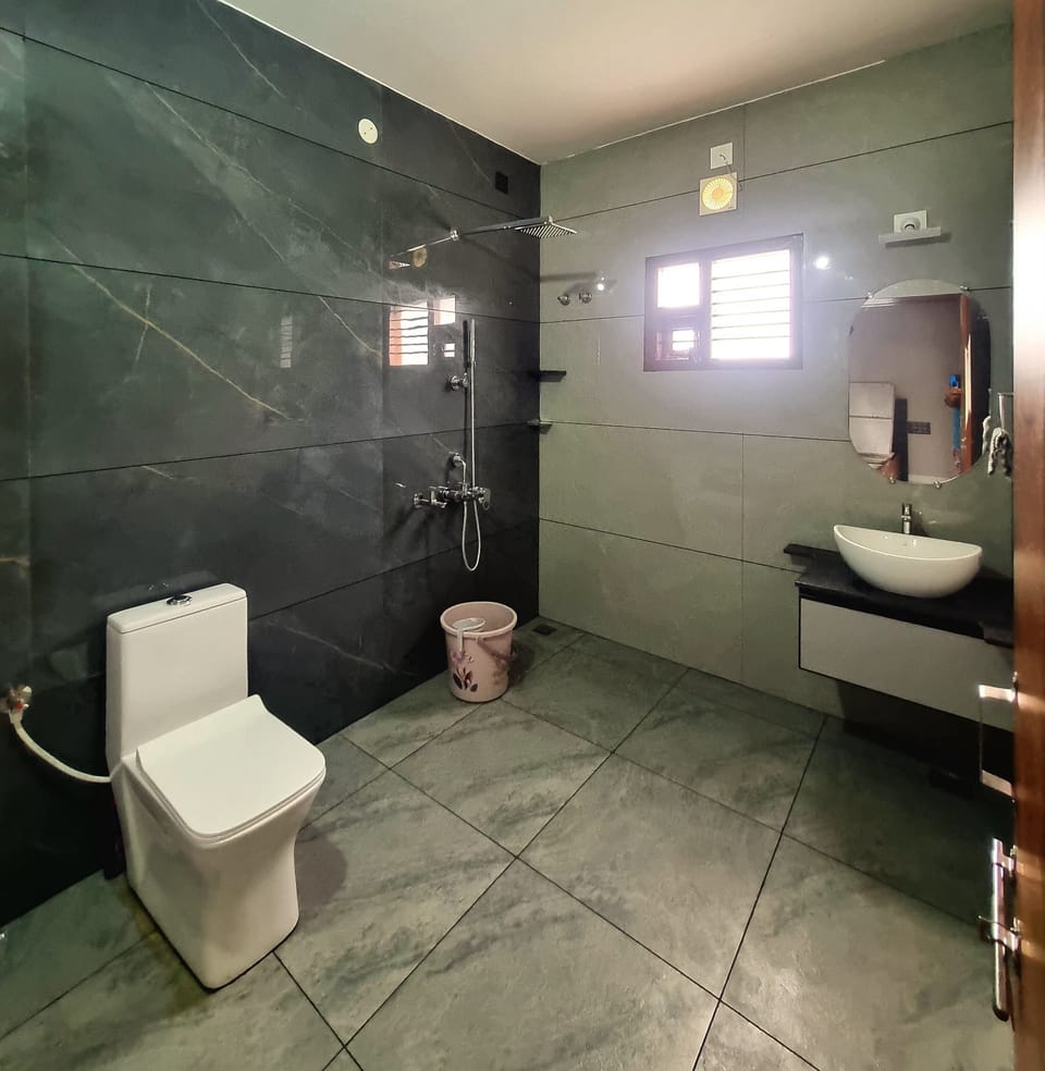 Deluxe Double Room, Balcony, Garden View | Bathroom | Shower, free toiletries, slippers, soap