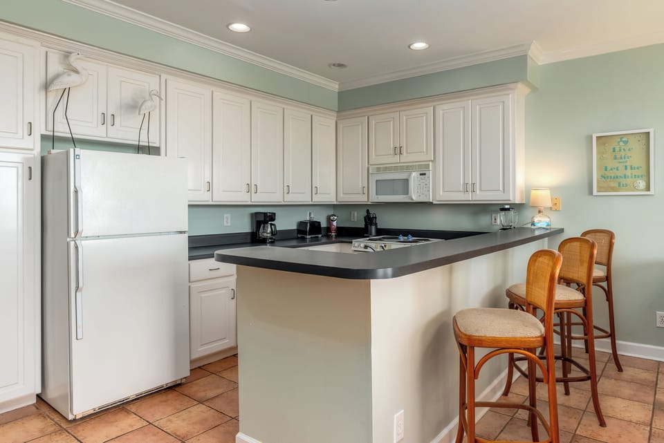Dauphin Luv Unit A Kitchen with Bar Seating