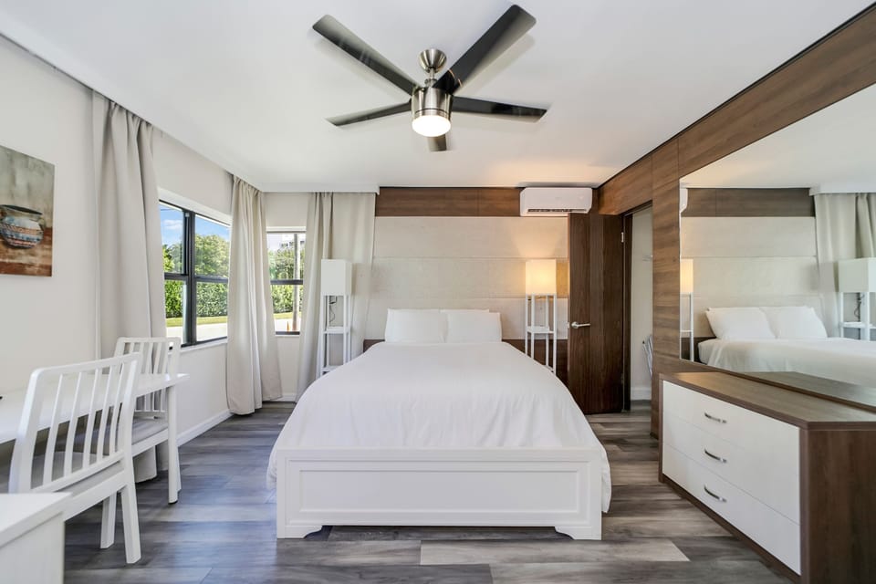 Basic Room, 1 Queen Bed, Kitchenette (Self check-in) | In-room safe, blackout drapes, iron/ironing board