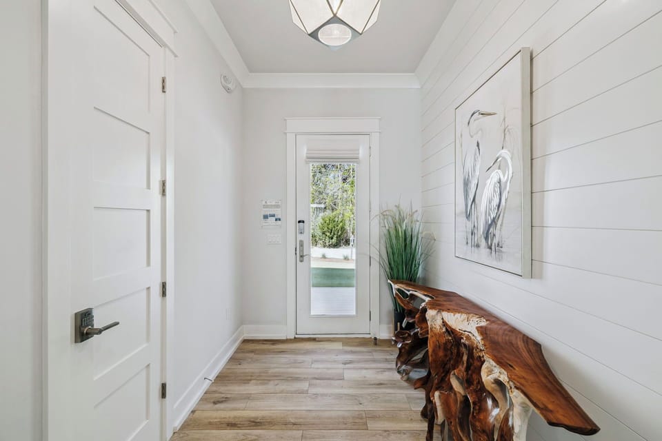 Inviting 1st Floor Entry