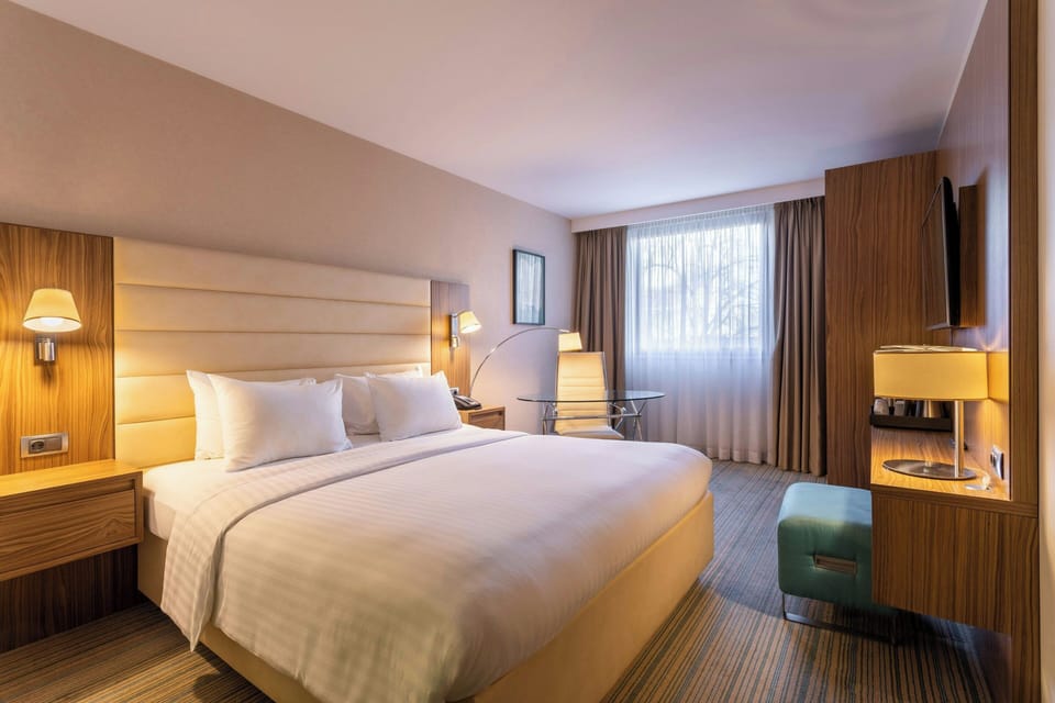 Standard Room, 1 King Bed | Premium bedding, in-room safe, laptop workspace, blackout drapes