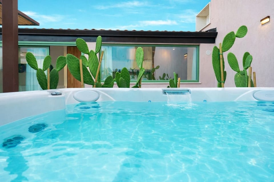 Outdoor spa tub