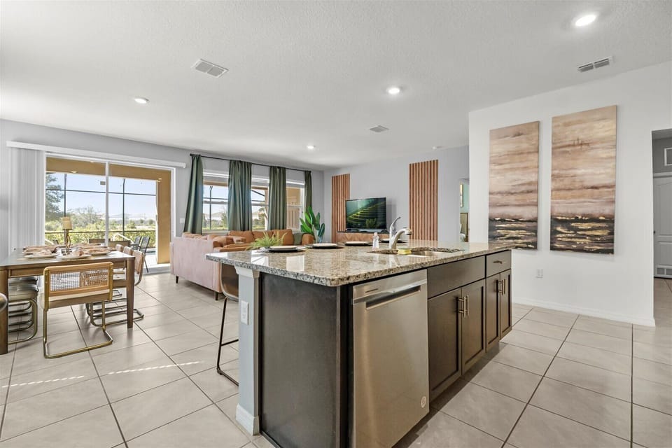 Spacious counter in the kitchen island
